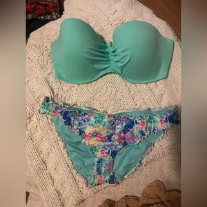 Strapless top 36DD and medium bottom. Bottom is reversible.